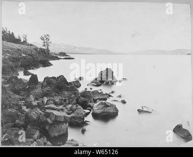 Sponda orientale del Lago Yellowstone che mostra la valle della tomaia Yellowstone River. Parco Nazionale di Yellowstone. Foto Stock