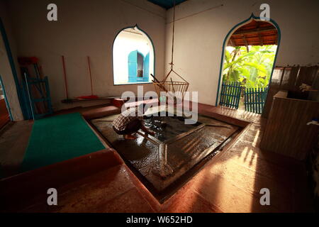Vista interna della vecchia moschea tradizionale del Kerala, India Foto Stock