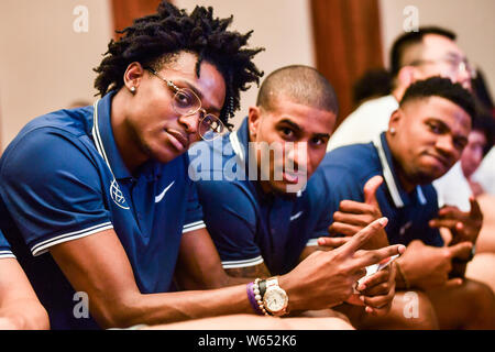 NBA star De'Aaron Fox di Sacramento Kings, a sinistra e a NBA star Elfrid Payton di New Orleans pellicani, centro di partecipare alla conferenza stampa per il 2018 Ya Foto Stock