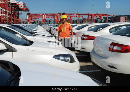 --FILE--auto importate sono allineati su una banchina del porto di Qingdao nella città di Qingdao, Cina orientale della provincia di Shandong, 8 settembre 2015. Cina importe Foto Stock