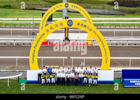 I funzionari e gli ospiti possono partecipare alla cerimonia di apertura del Hong Kong Jockey Club ippodromo di Conghua nella città di Guangzhou, Cina del sud della provincia di Guangdong, Foto Stock