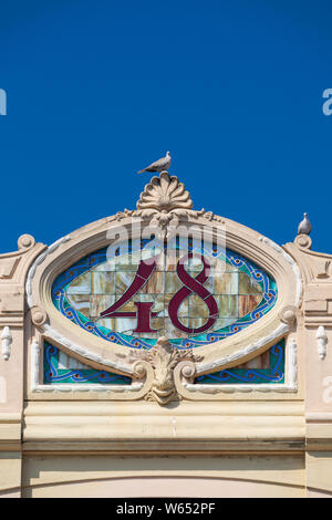 Dettagli architettonici di una vetrata numero decorativo 48 da un edificio in stile Liberty in Viareggio, Toscana, Italia. Foto Stock