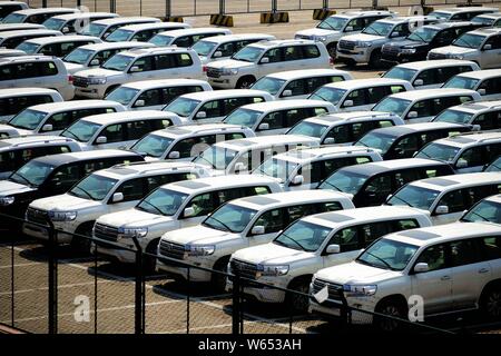 --FILE--auto importate sono allineati su una banchina del porto di Qingdao nella città di Qingdao, Cina orientale della provincia di Shandong, 17 aprile 2017. Cina importati f Foto Stock