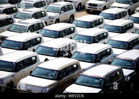 --FILE--auto importate sono allineati su una banchina del porto di Qingdao nella città di Qingdao, Cina orientale della provincia di Shandong, 17 aprile 2017. Cina importati f Foto Stock