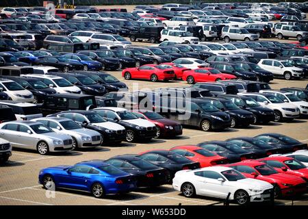 --FILE--auto importate sono allineati su una banchina del porto di Qingdao nella città di Qingdao, Cina orientale della provincia di Shandong, 17 aprile 2017. Cina importati f Foto Stock