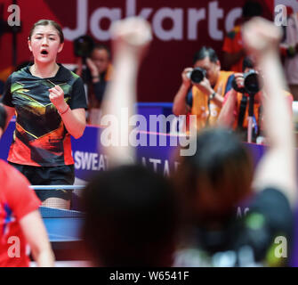 Chen Meng di Cina, indietro, celebra con i suoi compagni di squadra dopo aver sconfitto Cha Hyo-sim della Corea del Nord per le donne del tennis da tavolo finale del team durante il 2 Foto Stock