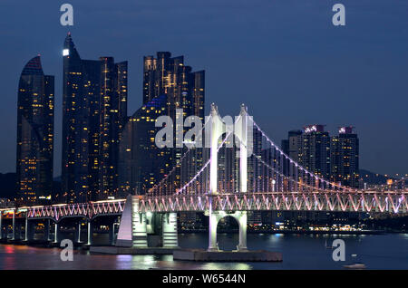 Il Gwangandaegyo o Diamond Bridge è un ponte sospeso situato in Busan, Corea del Sud. È il secondo più lungo ponte nel paese Foto Stock