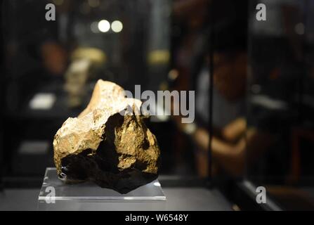 Un meteorite, recuperato da una meteora la palla di fuoco che è accaduto sopra il cielo a Jinghong città del sud-ovest della Cina di Provincia di Yunnan in giugno, è sul display Foto Stock