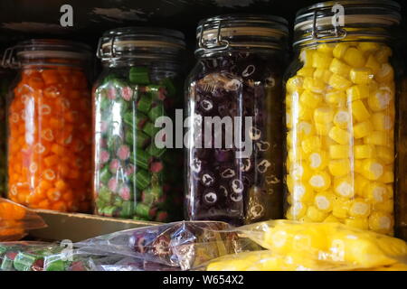 Notevole negozio di dolci deliziosi bellissima vari candy pasticceria dolce zucchero rivestite memorizza un assortimento di gustose caramelle per bambini famoso fudges lollies Foto Stock