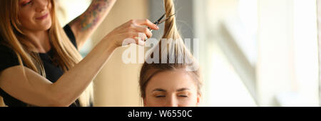 Tatuato Stylist il taglio di capelli di occhi chiusi donna Foto Stock