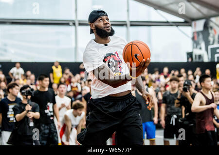 NBA star LeBron James di Los Angeles Lakers mostra la sua abilità di basket durante il suo tour in Cina a Shanghai in Cina, 25 agosto 2018. Foto Stock