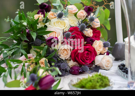 Delicato bouquet di nozze con crema di borgogna le rose rosa e feverweed, primo piano Foto Stock