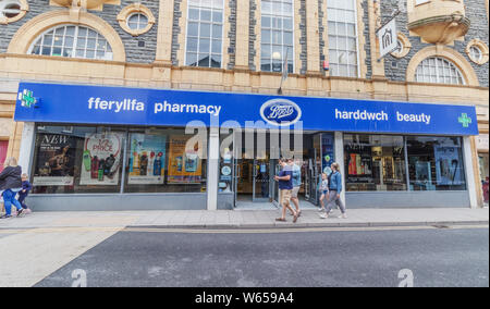 Aberystwyth, Galles / UK - 20 Luglio 2019 - Stivali negozio di fronte. Stivali è una salute e bellezza dettagliante e farmacia catena NEL REGNO UNITO Foto Stock