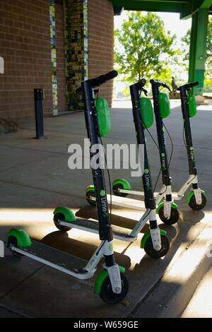 Dockless scooter elettrici schierate a Little Rock, Arkansas, Stati Uniti d'America. Calce-S scooter elettrico a noleggio. Moderno modo di trasporto urbano. Foto Stock