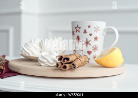 Tradizionale autunno e inverno bevande. Bianco autunno piccante sangria piccante con anice, cannella, limone, in casa di marshmallows. In tazze di vetro, un vecchio rusti Foto Stock