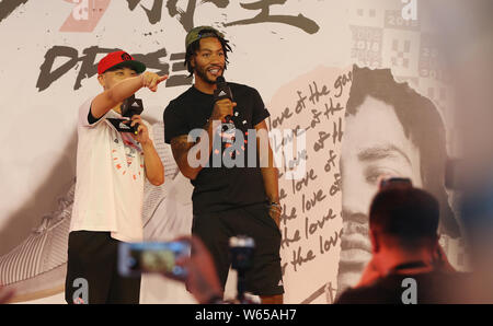 Stella NBA Derrick Rose del Minnesota Timberwolves assiste una ventola evento riunione sul suo tour in Cina a Xi'an City, Cina nord-occidentale della provincia di Shaanxi, 8 ago Foto Stock