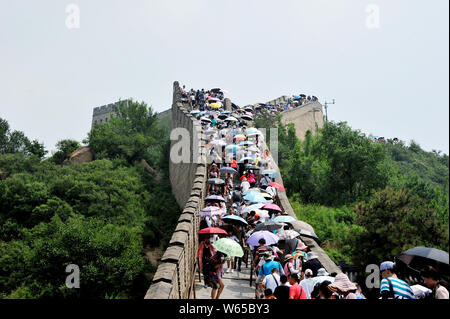 --FILE--turisti visitano la Grande Muraglia di Badaling Yanqing nel distretto di Pechino, Cina, 5 agosto 2018. Noi home-piattaforma di condivisione Airbnb ha sospeso una Foto Stock