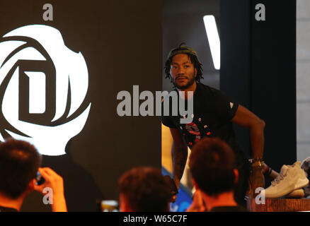 Stella NBA Derrick Rose del Minnesota Timberwolves assiste una ventola evento riunione sul suo tour in Cina a Xi'an City, Cina nord-occidentale della provincia di Shaanxi, 8 ago Foto Stock