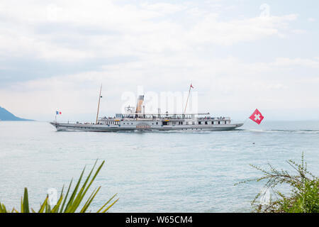 Il più antico Belle Epoque vintage restaurati steamboat paddle Montreux crociera sul Lago di Ginevra (Lac Leman) da Montreux, Vaud, Svizzera durante l'estate Foto Stock