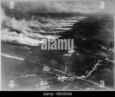 Soldati francesi usando il fuoco liquido a buon vantaggio in linea anteriore trincee in Francia., 1918 - 1919; Note Generali: Utilizzo di guerra e di conflitto numero 641 quando si ordina una riproduzione o la richiesta di informazioni su questa immagine. Foto Stock