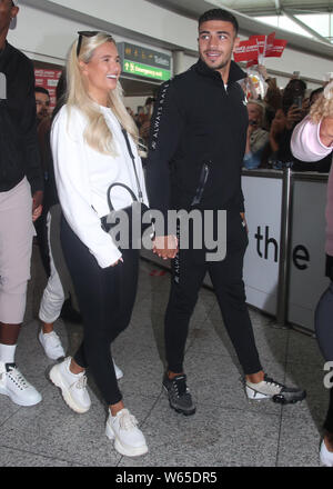 Amore isola corridori Molly Mae aia e Tommy Fury arrivano all'Aeroporto di Stansted in Essex dopo la finale del reality show. Foto Stock