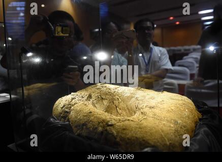 Un meteorite cratere, recuperato da una meteora la palla di fuoco che è accaduto sopra il cielo a Jinghong città del sud-ovest della Cina di Provincia di Yunnan in giugno, è su d Foto Stock