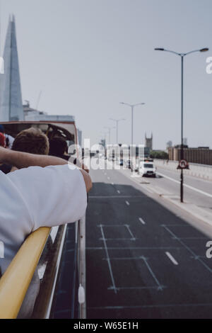 London, Regno Unito - 29 Luglio 2019: vista sul Ponte di Londra dalla parte superiore della open top tour bus, Shard sullo sfondo. Open Top Tours sono tra i più Foto Stock