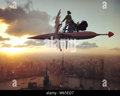 I caratteri da "Howl's Moving Castle' sono visibili sulla finestra del 94th sightseeing pavimento del World Financial Center di Shanghai contro skyline Foto Stock