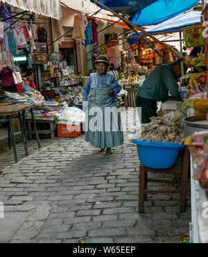 Ottobre 13, 2012 - Sud Yungas, Bolivia: donna indigena a piedi al mercato In Chulumani Foto Stock