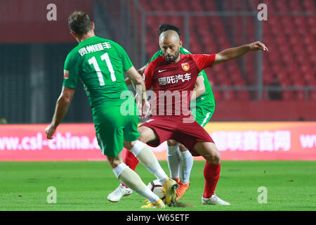 Argentina di calcio giocatore Javier Mascherano di Hebei Cina Fortune, destra, sfide di calcio croata player Nikica Jelavic di Guizhou Hengfeng in Foto Stock