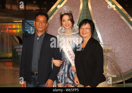 Hera Chan, centro, vincitore di Miss Hong Kong Pageant 2018, pone con i suoi genitori durante una conferenza stampa a Hong Kong, Cina, 27 agosto 2018. Foto Stock