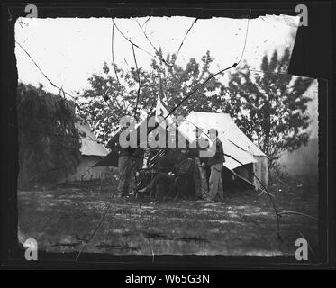 Gen. David McM. Gregg e personale di sei. Riconosciuto: Capt. Albert W. Harper, Col. C. Taylor, Cap. Treishel, (e) Capt. Henry C. Weir. Foto Stock