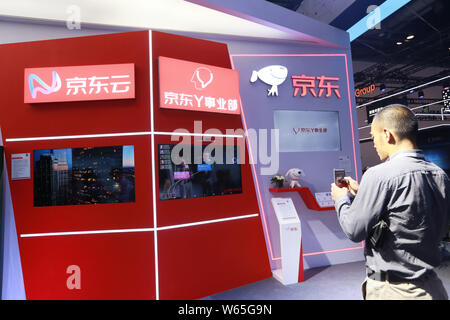 --FILE--un visitatore è visto presso lo stand di cinesi rivenditore online JD.com durante una mostra a Pechino, in Cina, il 29 maggio 2018. In Cina il secondo più grande Foto Stock