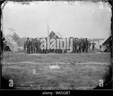 Gen. George G. Meade e personale di trentaquattro; Portata e contenuto: gen. George G. Meade e personale di trentaquattro. Riconosciuto -- Major Simon F. Barstow, il Mag. James C. Biddle, il Mag. John S. Billings (chirurgo), Col. Henry S. Burton, Cap. Craig, Lt. John R. Eddie, Benj gen. F. Fisher, Col James T. Ghiselin (chirurgo), gen. Andrew A. Humphreys, gen. Henry J. ferire, Gen. Rufus Ingalls, Cap. Wm. Jay, il Mag. Theodore Lyman, Cap. Thomas A. McParlin, Cap. George Meade, Gen. Marsena R. Patrick, il cap. Charles E. Pease, Cap. Edward R. Platt, il Mag. Wm. Riddle, Cap. Frederick Rosenkrantz, Col. George Sharp, Foto Stock