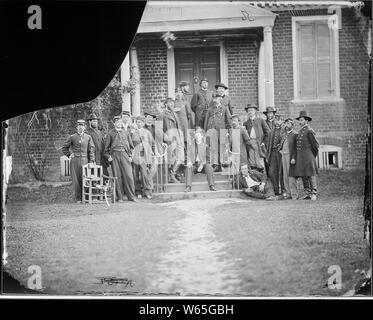 Gen. Godfrey Weitzel e personale di ninteen; Portata e contenuto: Gen. Godfrey Weitzel e personale di ninteen, riconosciuto. 1. Col. Loomis L. Langdon, 2 e 3 non riconosciuto, 4. Il cap. John E. Remington, 5. Lieut. De Pryster, 6. Il cap. Henry C. Lockwood, 7. Non in catalogo, 8. Il Mag. Atherson H. Stevens, 9. Chirurgo Norton Felson, 10. Lieut. Col. Daniel D. Wheeler, 11. Il cap. T. E. tombe (Il Mag. Kmmons E. ), 12. Gen. George O. Shepley, 13. Lieut. Col. Charles Wheaton, 14. Il Mag. Wm. E. Furness, 15. Il cap. Orazio B. Fitch, 16. Il cap. Weitzel Lewis, 17. e 18. non riconosciuto, 19. Lieut. Samuel Munson 20. Il Mag. Edw Foto Stock