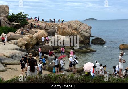 --FILE--turisti, gran parte delle quali provenienti dalla Cina, visitare il Truong Son montagne di Nha Trang, Khanh Hoa, Provincia del Vietnam, 12 agosto 2018. Il Vietnam wel Foto Stock