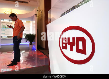--FILE--un visitatore viene visto allo stand di BYD durante una mostra a Shanghai in Cina, 14 giugno 2018. Cinese automobilistico elettrico BYD ha vinto le offerte Foto Stock