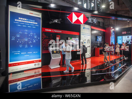 --FILE -- la gente visita lo stand della HSBC (Hong Kong e Shanghai Banking Corporation Limited) durante una mostra a Shanghai in Cina, il 17 maggio 2018. Foto Stock