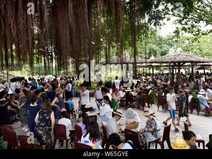 --FILE--turisti, gran parte delle quali provenienti dalla Cina, visitare il Truong Son montagne di Nha Trang, Khanh Hoa, Provincia del Vietnam, 12 agosto 2018. Il Vietnam wel Foto Stock