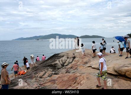 --FILE--turisti, gran parte delle quali provenienti dalla Cina, visitare il Truong Son montagne di Nha Trang, Khanh Hoa, Provincia del Vietnam, 12 agosto 2018. Il Vietnam wel Foto Stock