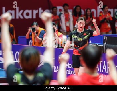 Chen Meng di Cina, indietro, celebra con i suoi compagni di squadra dopo aver sconfitto Cha Hyo-sim della Corea del Nord per le donne del tennis da tavolo finale del team durante il 2 Foto Stock