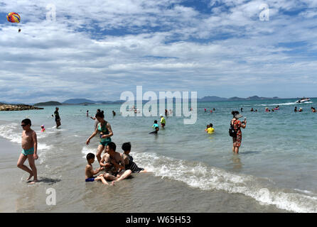 --FILE--turisti, gran parte delle quali provenienti dalla Cina, visitare un villaggio su una spiaggia di Nha Trang, Khanh Hoa, Provincia del Vietnam, 11 agosto 2018. Il Vietnam ha accolto favorevolmente 3.4 Foto Stock