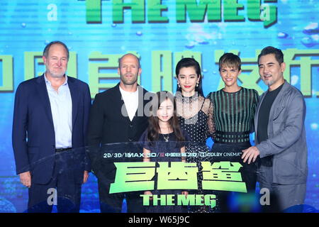 (Da sinistra) American film del regista Jon Turteltaub, attore inglese Jason Statham, Cinese stella di bambino Sophia Cai Shuya, attrice Li Bingbing, Australian m Foto Stock