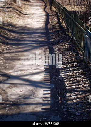 Il sentiero pedonale lungo la recinzione in primavera, Russia Foto Stock