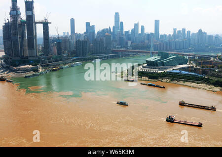 In questa vista aerea, barche shuttle avanti e indietro sulla confluenza formata da sabbia di fiume Yangtze e pulire il fiume Jialing a Chongqing Cina, 26 Foto Stock