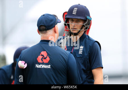 Inghilterra è Joe root (destra) con batting coach Graham Thorpe durante la sessione di reti a Edgbaston, Birmingham. Foto Stock