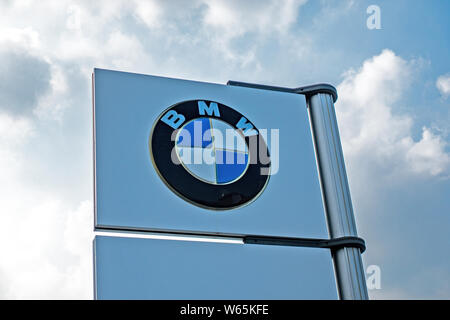 --FILE--Vista di un logo di BMW in Cina a Shanghai, 6 agosto 2018. L'apertura è un criterio importante e la casa costruttrice tedesca BMW Group farà uso o Foto Stock