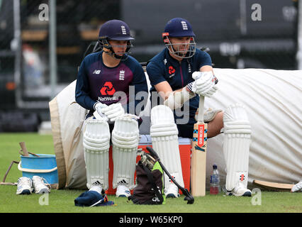 L'Inghilterra del Sam Curran (sinistra) e James Anderson durante la sessione di reti a Edgbaston, Birmingham. Foto Stock