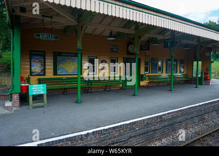 Ropley, Alresford / UK - 27 Maggio 2019: una foto della stazione Ropley presi da un treno a vapore che mostra la piattaforma della stazione Foto Stock