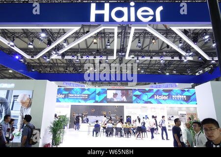 --FILE -- la gente visita lo stand della Haier durante una mostra a Shanghai in Cina, 26 luglio 2018. Haier Group, il paese più grande degli elettrodomestici ma Foto Stock